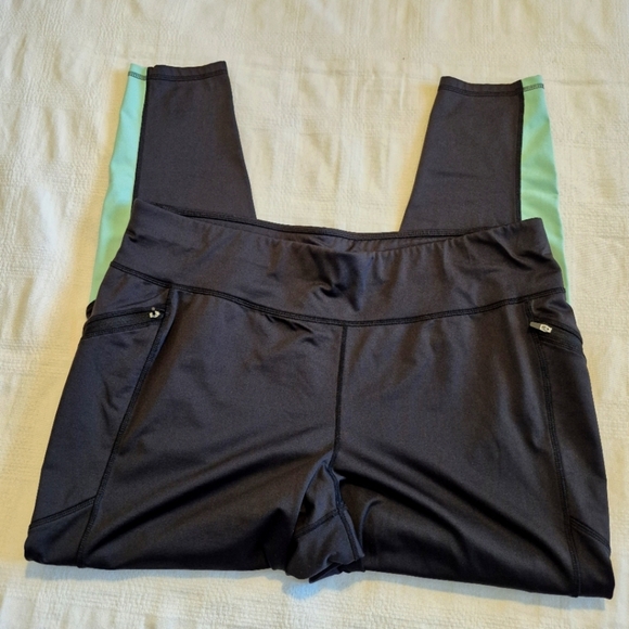 Livi Active womens 22/24 black and teal leggings, inside is warm fuzzy VGUC - Picture 2 of 9
